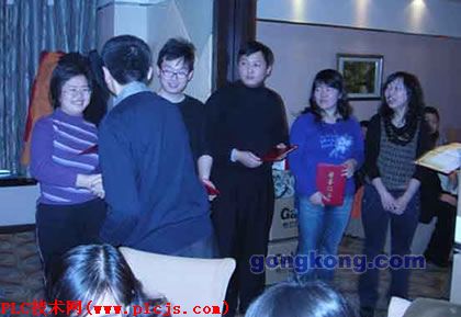 进步公司董事长陶玉忠先生为优秀员工颁奖