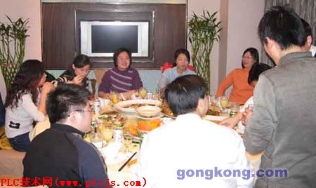 兴高采烈的聚会现场2