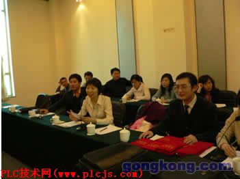 杨总经理宣布获奖员工名单