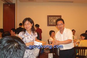 图三:热闹的抽奖晚宴