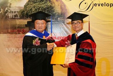 台湾成功大学校长赖明诏院士颁授名誉工学博士学位证书给郑崇华董事长（左）